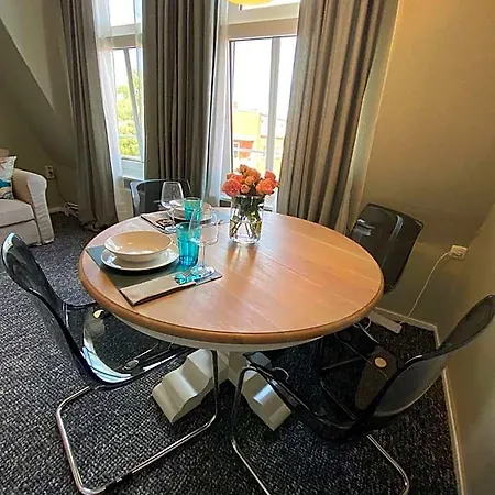 Zentraler Altbaucharme Mit Blick Ueber Stadt * Киль