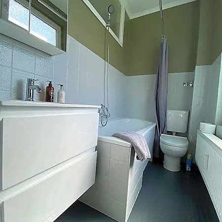 Zentraler Altbaucharme Mit Blick Ueber Stadt * Киль